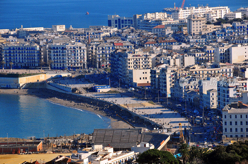 阿尔及利亚阿尔及尔:Abderahmana Mira大道和Nelson / Rmila海滩